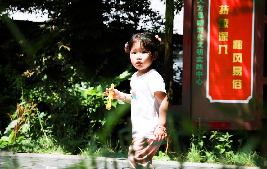 7月29日，市民在大方县奢香公园避暑纳凉、赏景打卡。