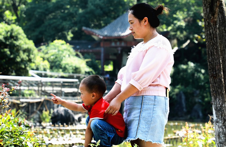 7月29日，市民在大方县奢香公园避暑纳凉、赏景打卡。