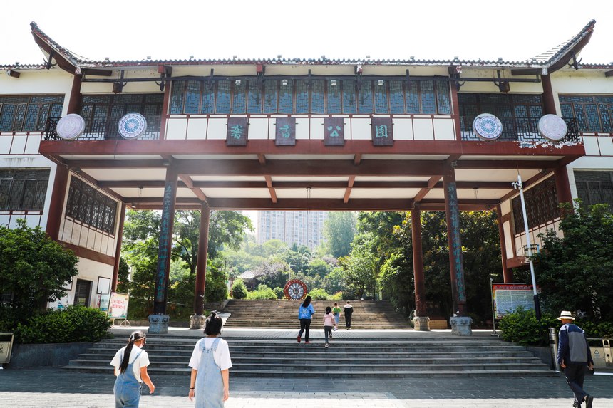 7月29日，市民在大方县奢香公园避暑纳凉、赏景打卡。