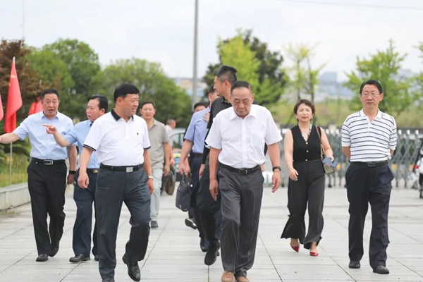 商务部原副部长陈健到贵州商学院调研。