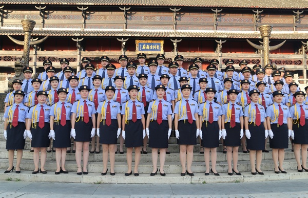 大方縣市場監管局創建模范機關職工合影。聶祥康攝