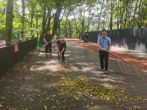 干群齐心 扮靓城市颜值。