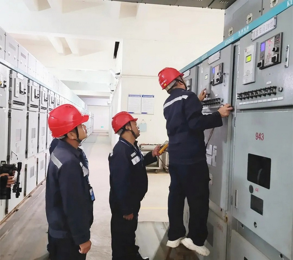 供电部门在检查企业电力情况。