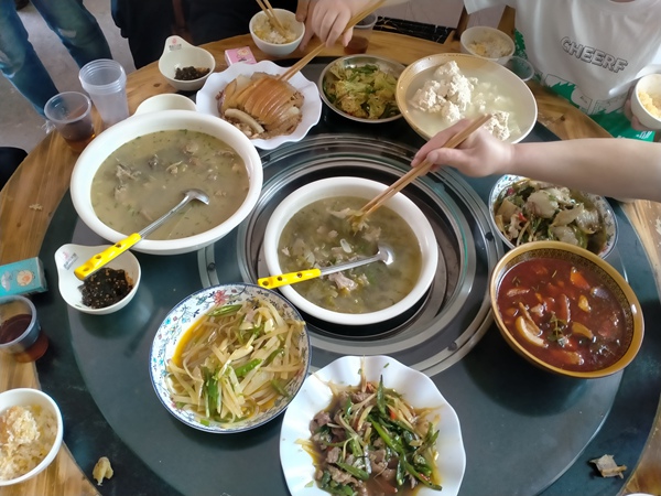 2.黃溪村的鐵罐飯刨鍋湯。
