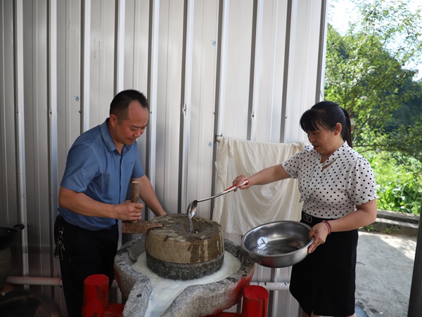 6.忙不過來的時候，黃溪村駐村第一書記李東強（左）、黃溪村支部書記姬敏（右）上陣磨豆腐。