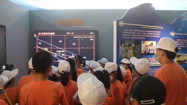 参观“时代楷模”南仁东先进事迹馆。江枫摄