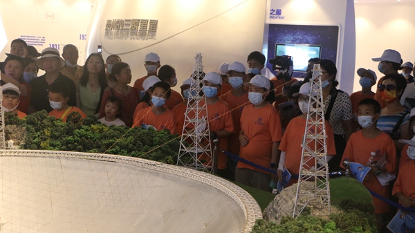 参观平塘国际天文体验馆。江枫摄