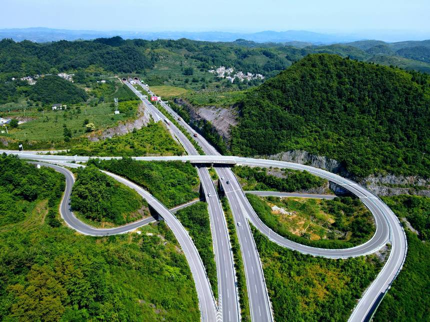 S82筑大高速大方縣黃泥塘互通。徐厚喜攝