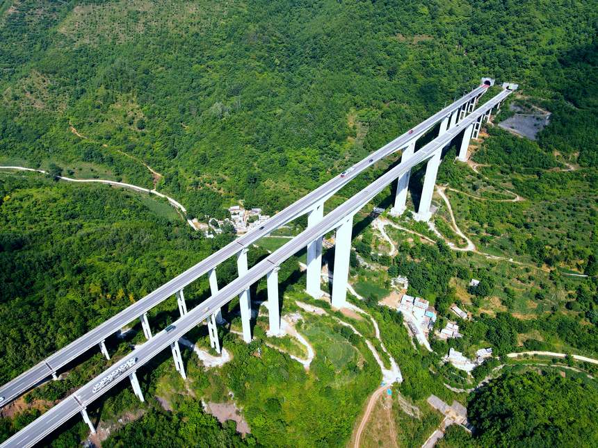 S82筑大高速大方縣境鬆河特大橋。徐厚喜攝