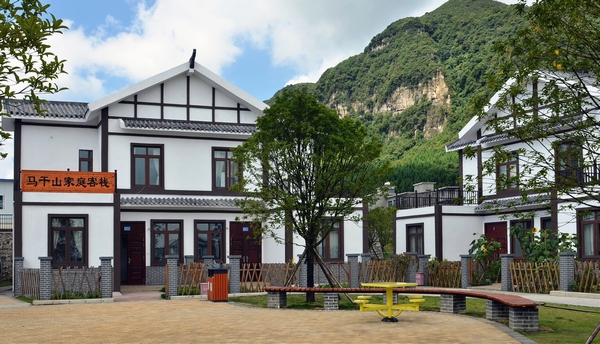 大方县凤山乡店子村幸福二村。武荣辛摄