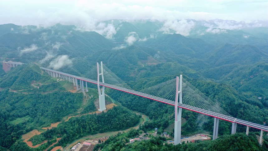2021年6月28日建成通车的都安高速公路云雾大桥。贵州省交通运输厅供图