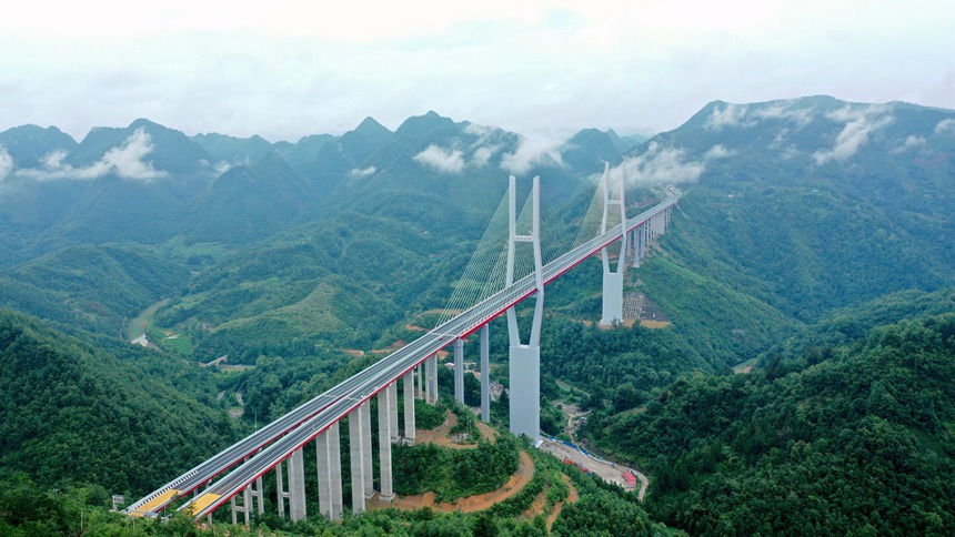 2021年6月建成通車的都安高速公路雲霧大橋。貴州省交通運輸廳供圖