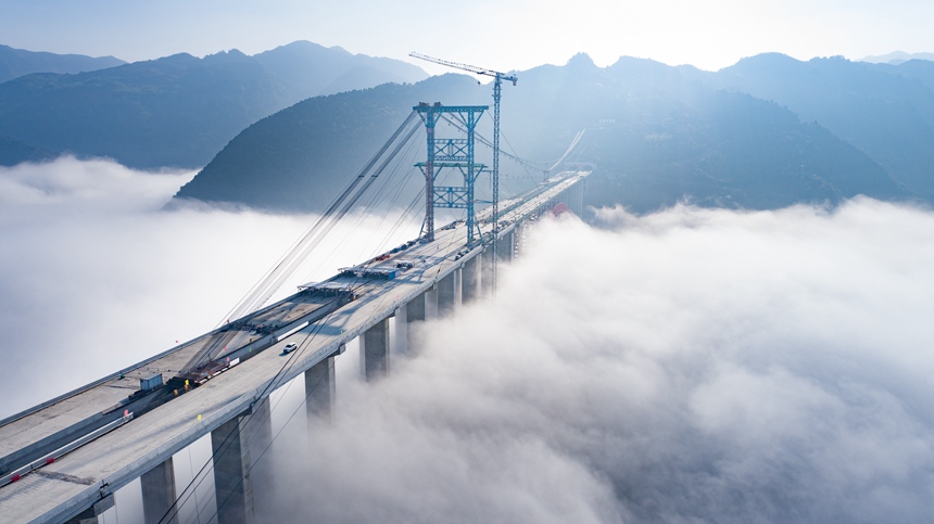 云雾中的仁怀至遵义高速公路大发渠大桥 。贵州省交通运输厅供图