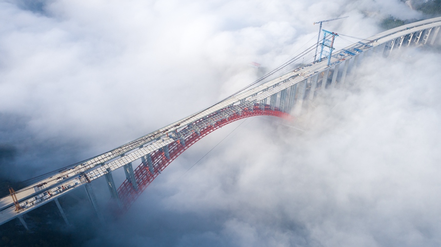 云雾中的仁怀至遵义高速公路大发渠大桥 。贵州省交通运输厅供图
