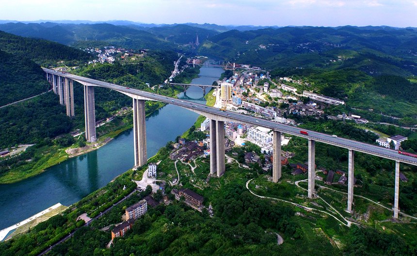 兰海高速公路贵州境贵阳至遵义段乌江大桥。韩双喜摄