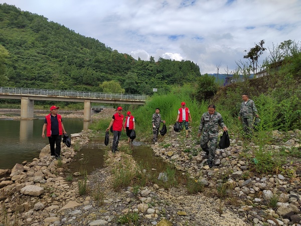 大方县大山乡志愿者清理河道垃圾。