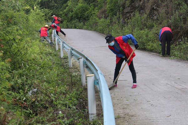 大方县大山乡志愿者清理路面垃圾。.JPG