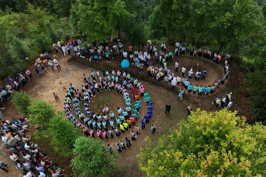 8月5日，苗族村民在山頂上跳蘆笙舞（無人機照片）。
