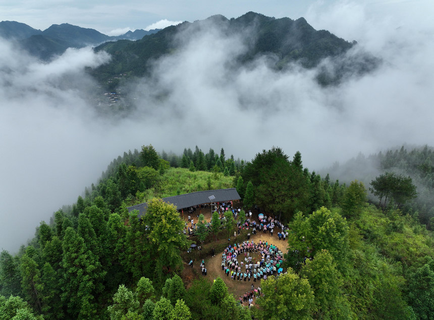 8月5日，苗族村民在山顶上跳芦笙舞（无人机照片）。