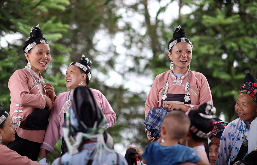8月5日，身着节日盛装的苗族村民参加爬坡节。