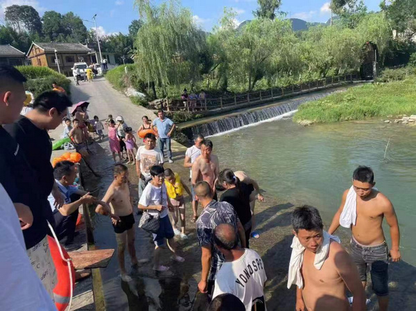 2.凤冈县公安局新建派出所民警在巡逻途中,不畏危险跳入河中救起一名被吸进涵洞的青年男子。