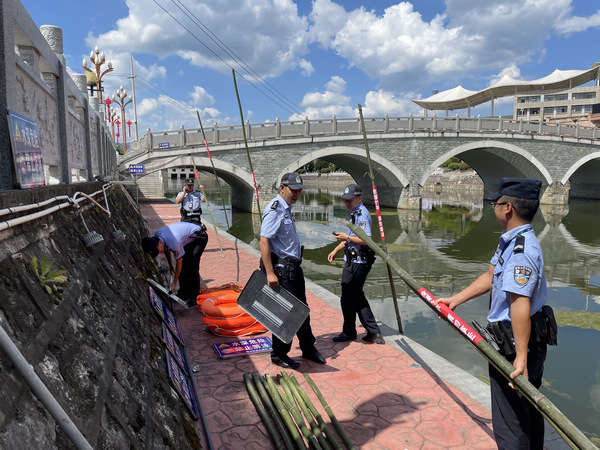 3.龙里县公安局调度警保处、治安大队、各派出所积极筹备救生器材,并组织民警到河流、水库等区域进行投放,向过往的群众发放防溺水宣传资料,进一步筑牢防溺水“安全屏障” 。