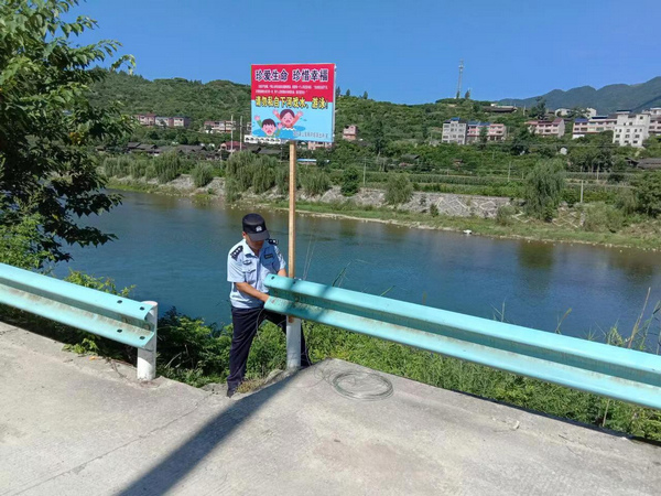 6.石阡县公安局河坝派出所民警辅警在辖区所有危险水域安装防溺水安全警示牌,并定期开展巡逻防范。