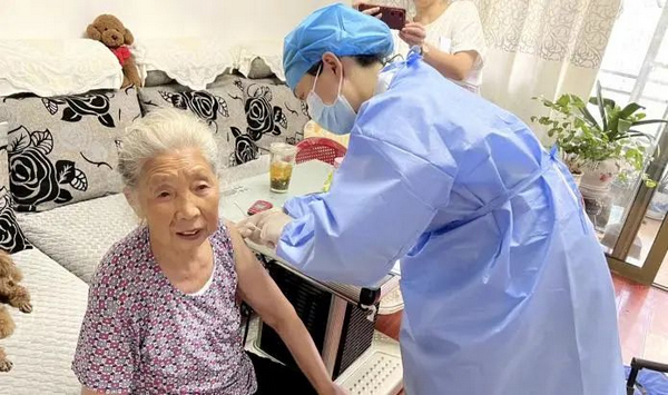 医护人员上门为60岁以上老年人接种新冠疫苗。