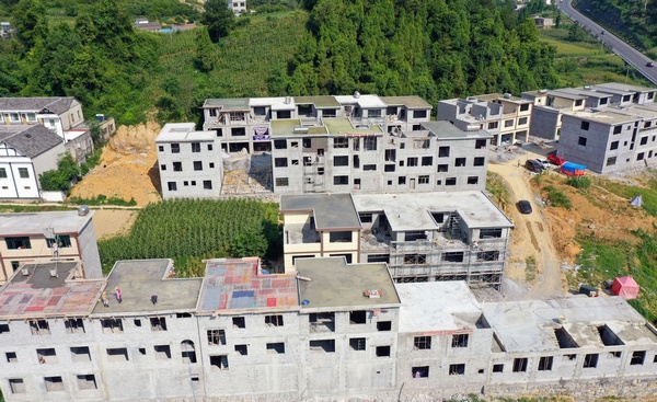 在桃元社区集中建房点，一幢幢洋房拔地而起，现已初具雏形。