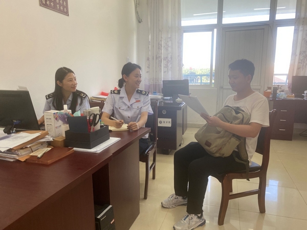 大学生在“税费服务站”咨询业务。 刘梦雨摄