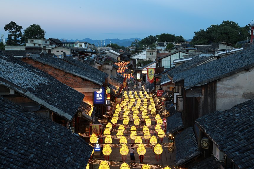 夜幕下的青岩古鎮。許鈞泰攝