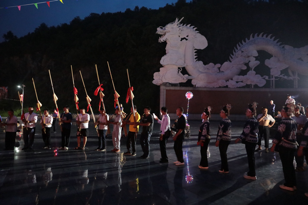 三都苗族群众载歌载舞欢庆建州66周年。
