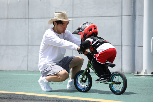 波妞在教练的指导下练习平衡车。
