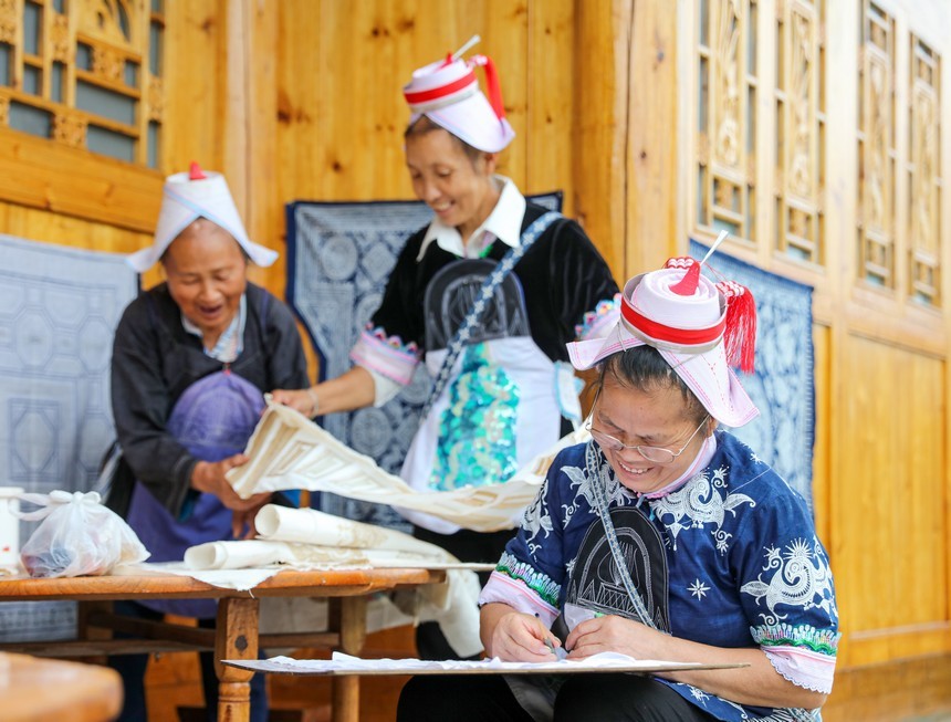 2022年8月6日，贵州省黔东南苗族侗族自治州黄平县重安镇望坝村的革家妇女在绘制蜡染图案。