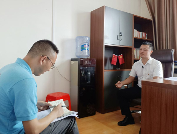 宣讲团队成员采访报京乡党委书记姚伦权。