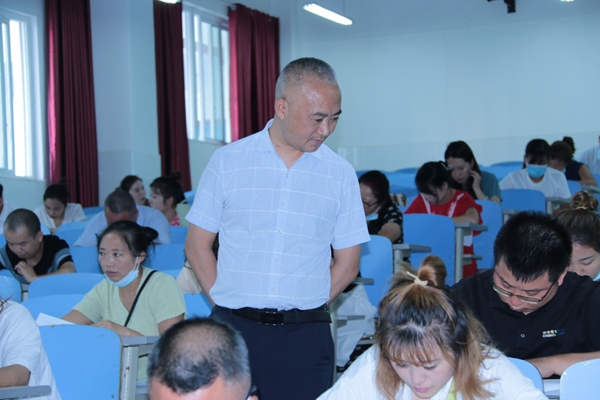 县教育局党委书记、局长崔红伟巡视考场
