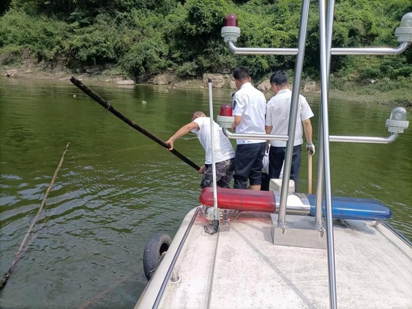 打捞乌江河面漂浮物。思南县农业农村局供图