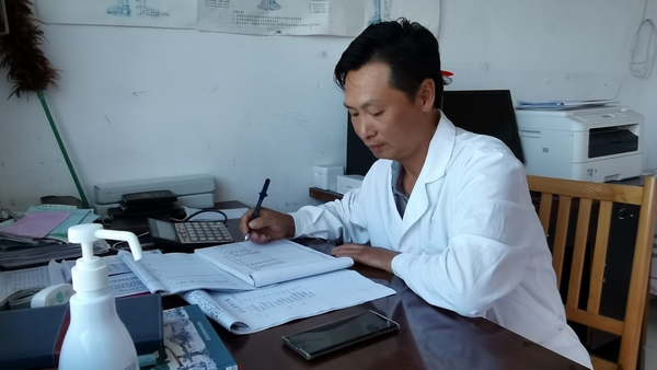 任云贵认真做好各种工作资料。
