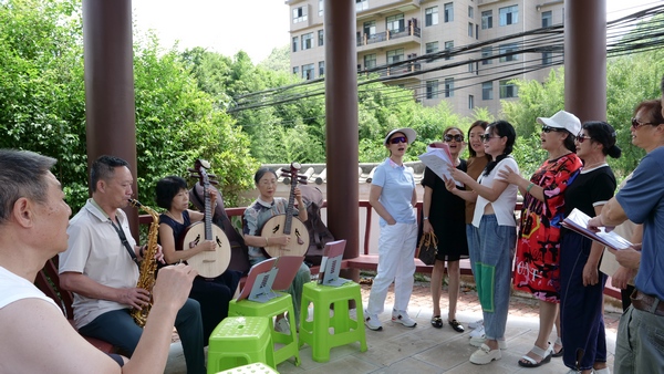 大方县核桃乡木寨社区游客在奏唱歌 。