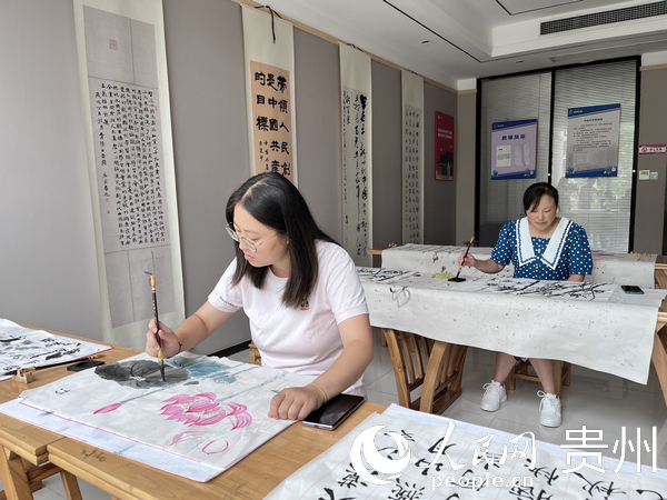 居民正在综合文化站内练习书画。人民网 陈洁泉摄