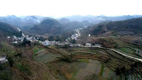 1.贵州邮银在这块美丽的土地上浇灌了金融“活水”。