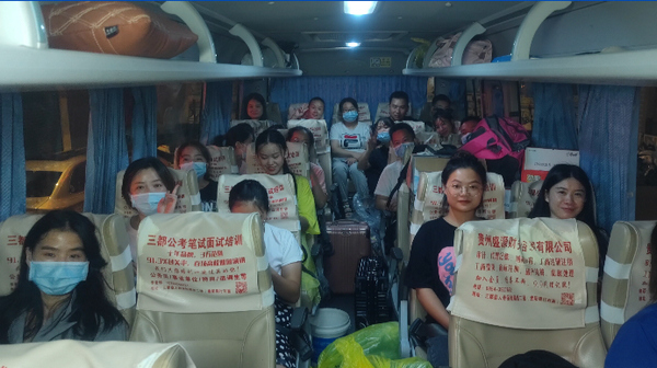 三都51名医护人员驰援瓮安县。