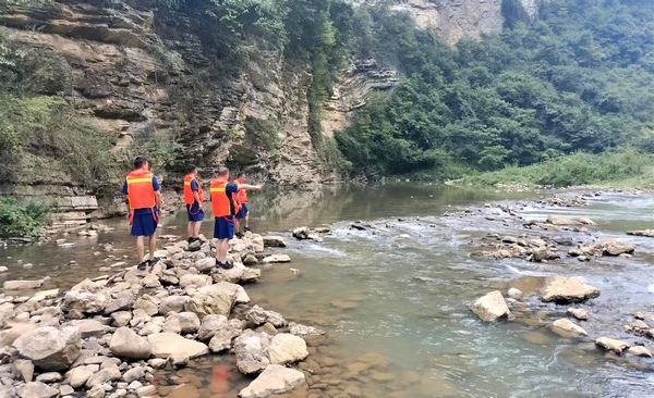 大方县大山乡志愿者在大鱼跳河巡河。