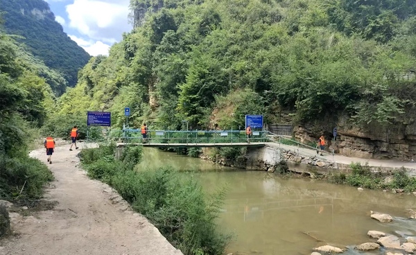 大方县大山乡志愿者在格里河巡河。