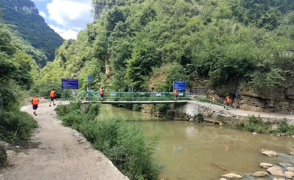 大方縣大山鄉志願者在格裡河巡河。
