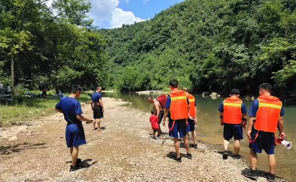 大方县大山乡志愿者在蚂蚁河巡河。