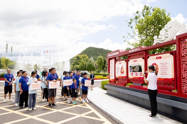 贵州电信组织山村孩子圆梦信息园。