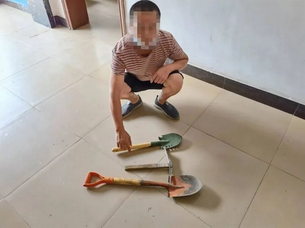 犯罪嫌疑人指认作案工具。