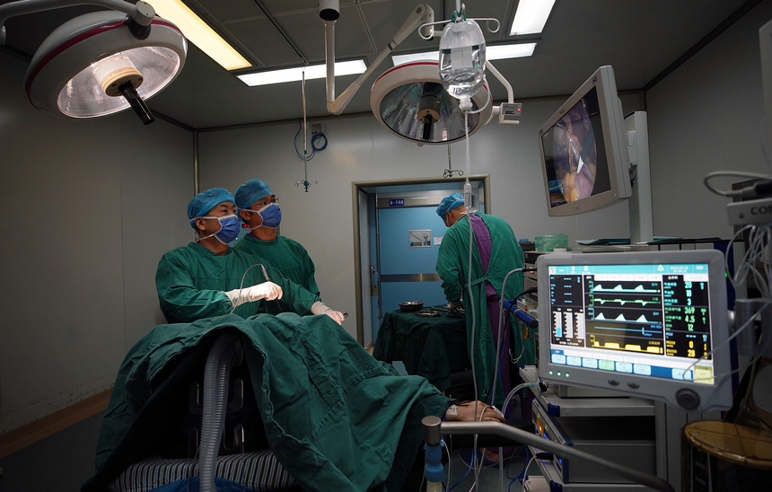 8月18日，丹寨县人民医院外科医师为患者做手术。