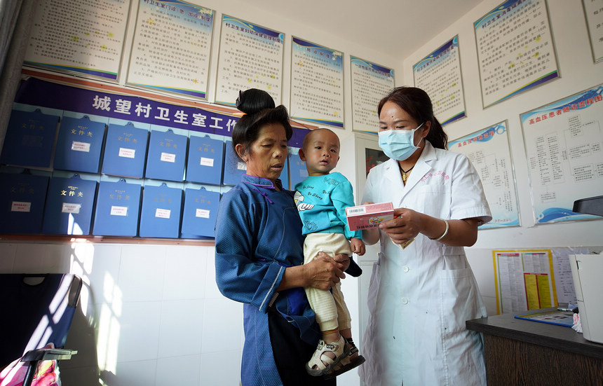8月19日，乡村医生吴明英在丹寨县兴仁镇城望村卫生室给村民讲解服药要求。